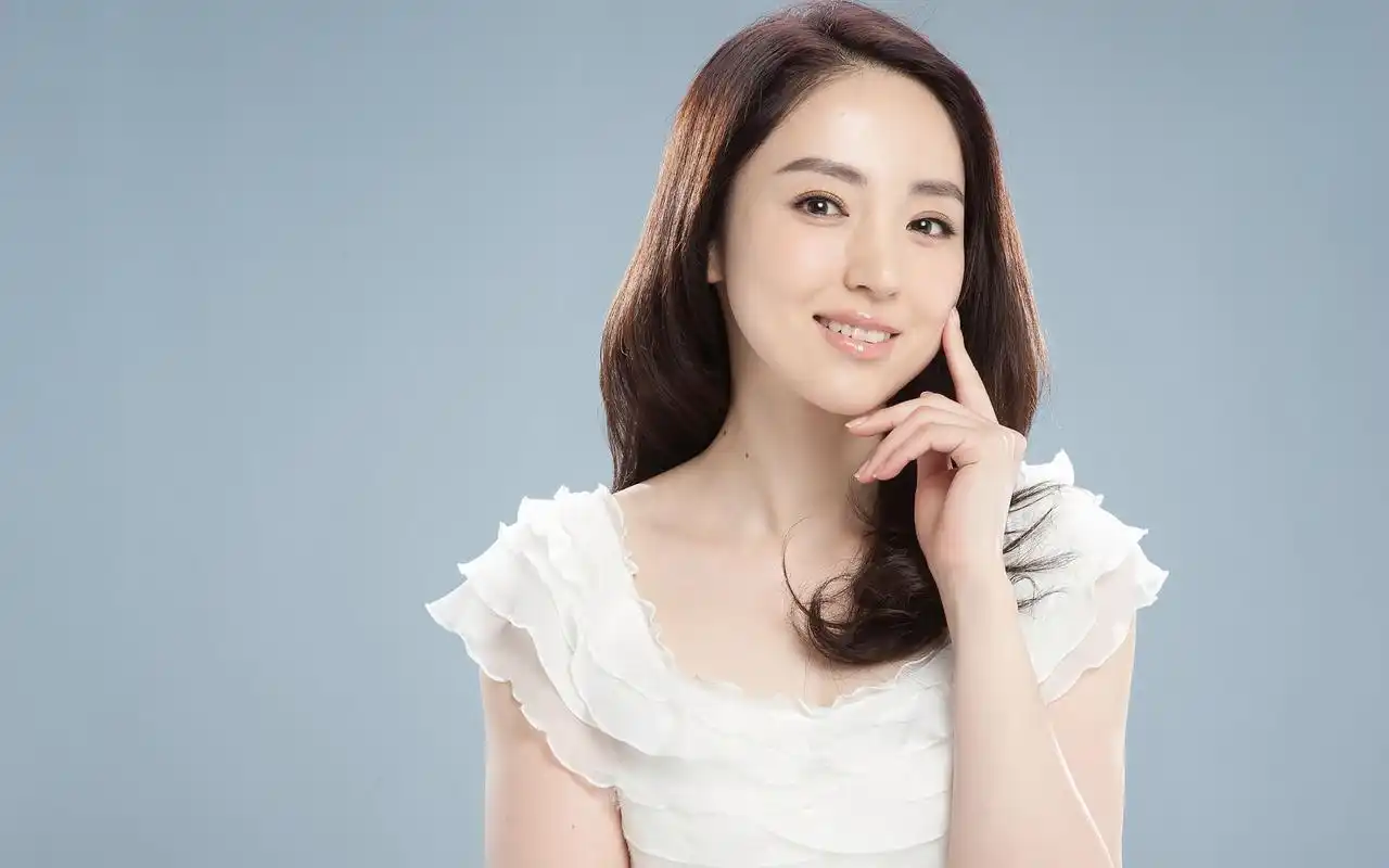 董璇白色的衣装粉嫩可爱电脑壁纸高清大图预览1920x1200_大陆明星下载