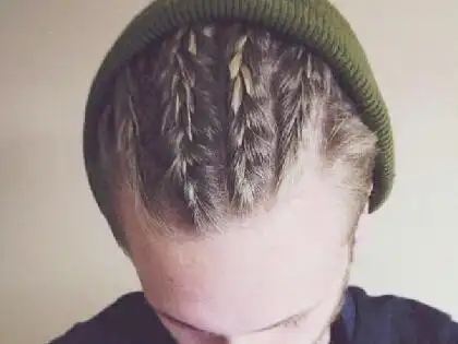 外国小哥最近流行一种高级发型——麻花辫