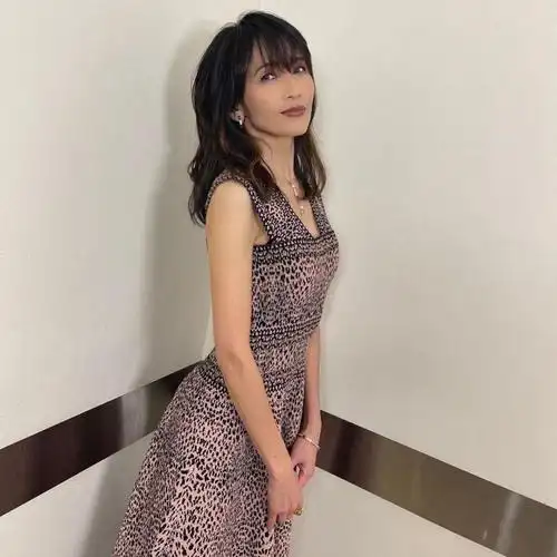 50岁工藤静香穿豹纹无袖裙登台小腹平坦侧身如纸片被夸20代的身材