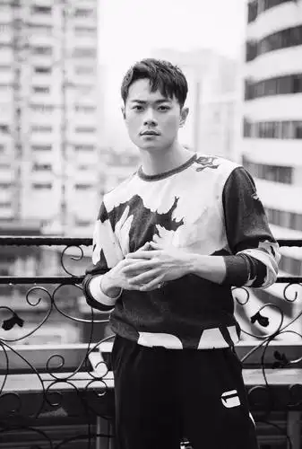 童星曹俊终于要火了简单迷彩装帅气爆棚蓝盈莹找了个好男友