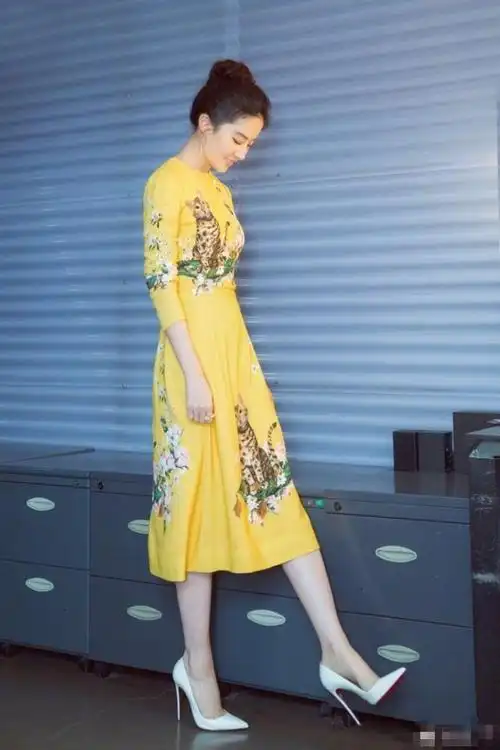 刘亦菲出席活动,裙子太短坐下很尴尬,成了全场焦点_网易订阅