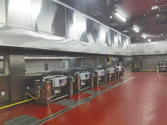 海口一家大型中央厨房运行单餐可提供2万至3万份营养餐
