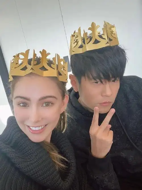 周杰伦现场观战澳网男单决赛##澳网周杰伦和昆凌分开坐