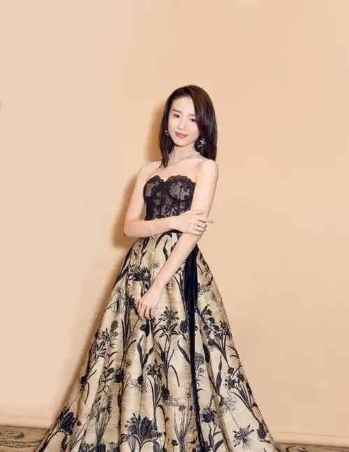 40岁董洁气质真好,穿荷叶边亮钻裙走t台自信从容,美出国际范