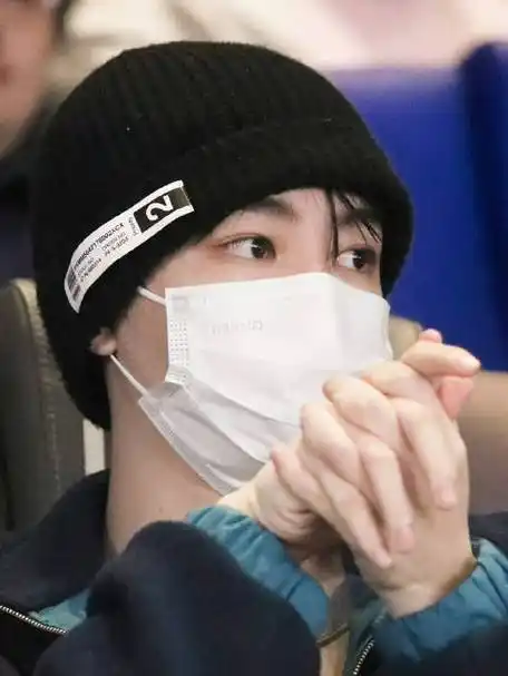 王俊凯亮相不止不休首映#王俊凯的状态也太好了吧,戴着口罩帽子,都挡