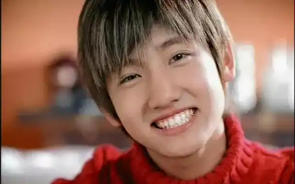 昌珉刚出道的时候是走可爱路线的.