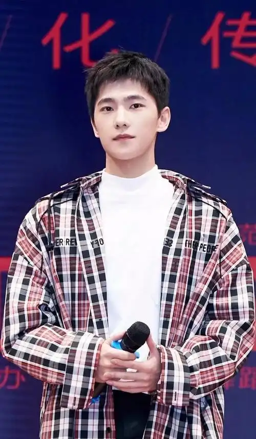 最近娱乐圈男星发型的流行趋势,已经从鲶鱼头成功过渡到利落短发了么