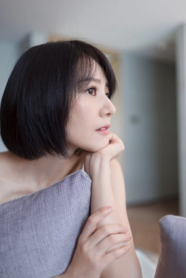 高圆圆剪清爽的短发眉清目秀与20年前无异