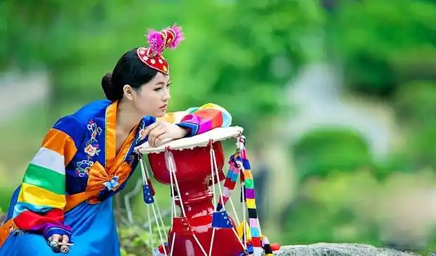 图为:打"长鼓"的朝鲜族美女.