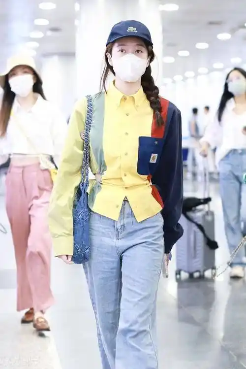 街拍:张雪迎彩色短衬衫 牛仔裤 chanol牛仔包活力时尚_机场_北京