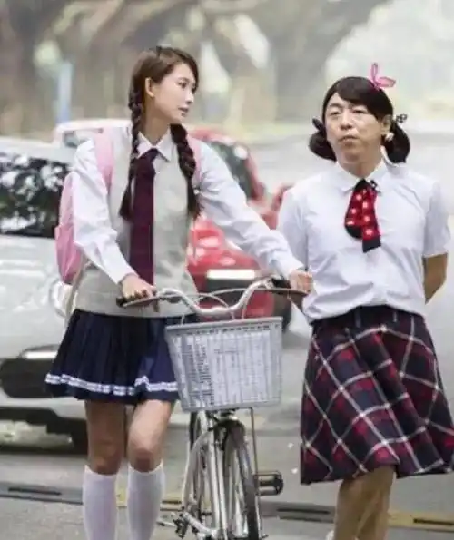 极限挑战中不止有小猪的女装,影帝黄渤也贡献了两次女装出境,有时他是