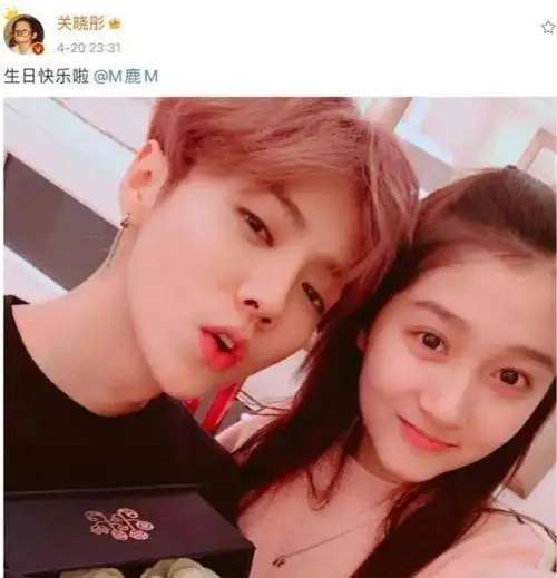 鹿晗关晓彤聚餐被拍男方打扮低调女方背奢华包包气场强大