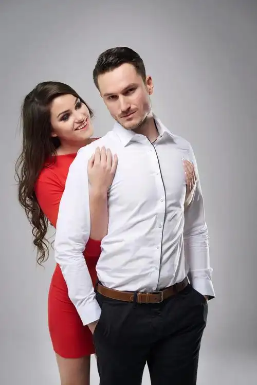 男人藏在背后的玫瑰花束