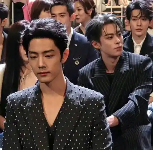 王鹤棣夹在吴磊赵露思中间,又和肖战美男同框_图片_娱乐_来源