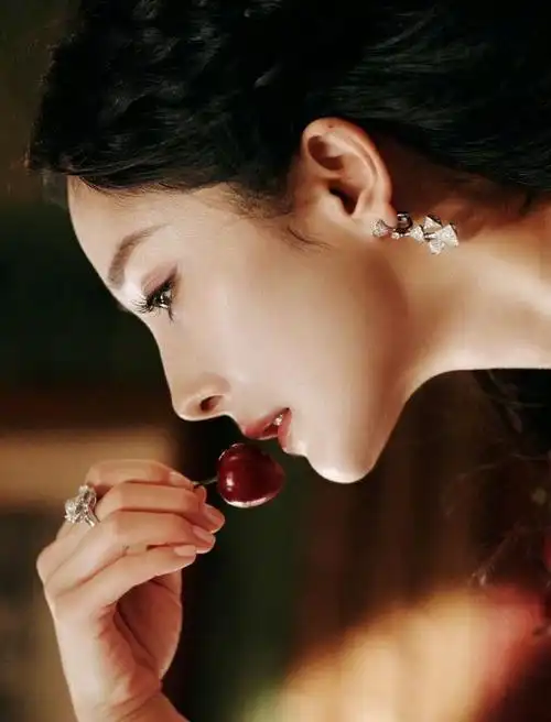 杨幂丁香花仙子##杨幂紫色截断眼妆