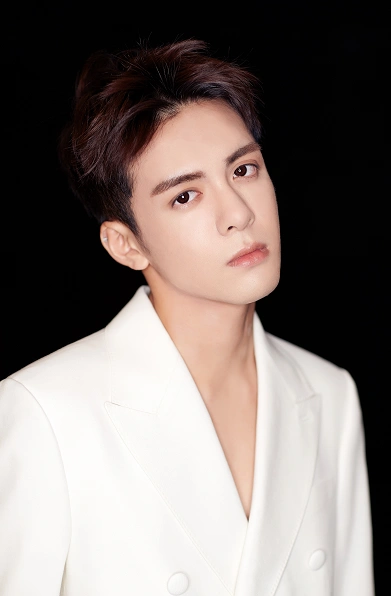 曾舜晞出席手机品牌发布会 清爽白西装彰显轻熟魅力