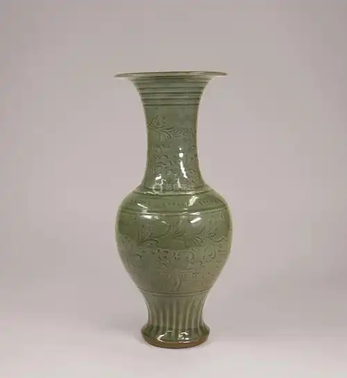 明 龙泉窑刻花瓶