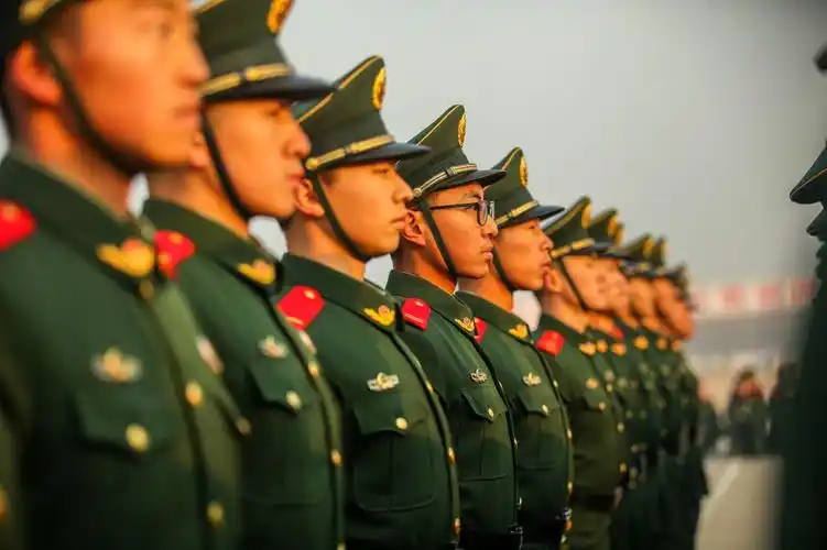 帅气直击武警官兵队列会操