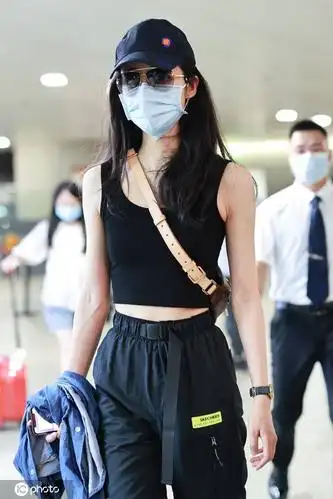 韩雪身穿黑色露腰背心搭配运动长裤活力十足