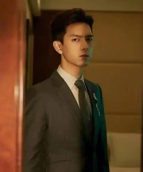 李现1991年出生于湖北,高二的他的体重曾经达到了160斤,好在后来渐渐