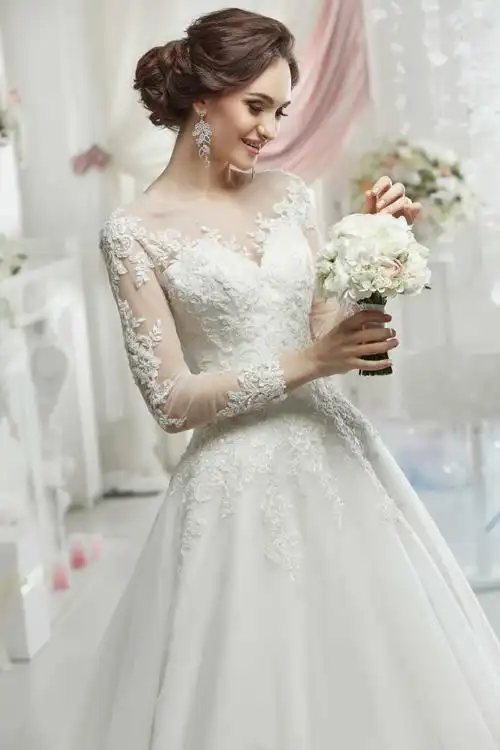 穿着华丽礼服的新娘