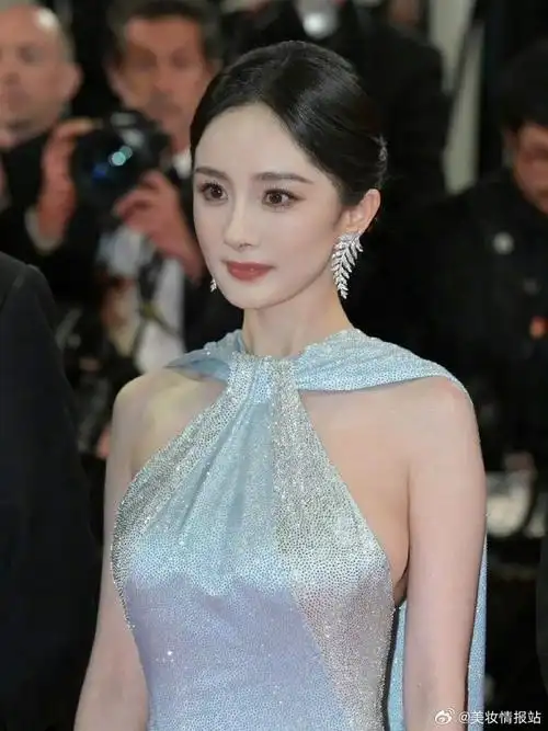 杨幂##杨幂ins晒照#近日,杨幂在社交媒体上晒出了自己的照片,真的是