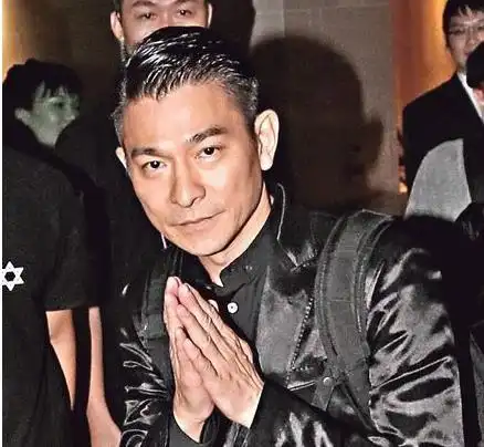 刘德华穿黑色素服现身 双手合十表情严肃