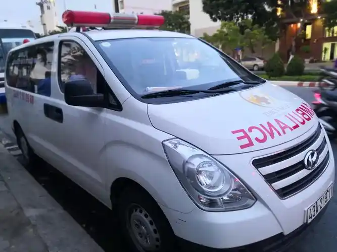 越南政府配备的随队救护车
