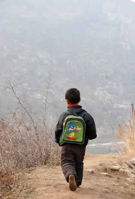 山里的孩子步行上学