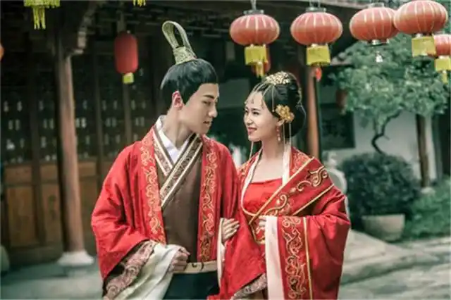 现在许多古装结婚照都会选择穿汉服,汉服在日常生活中也越来越受欢迎.