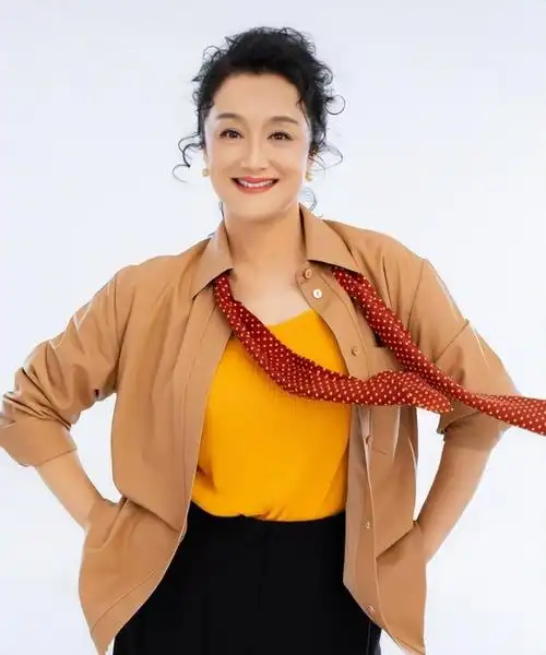 从杨昆看中老年女演员的现状:挣扎,无奈还是转型?