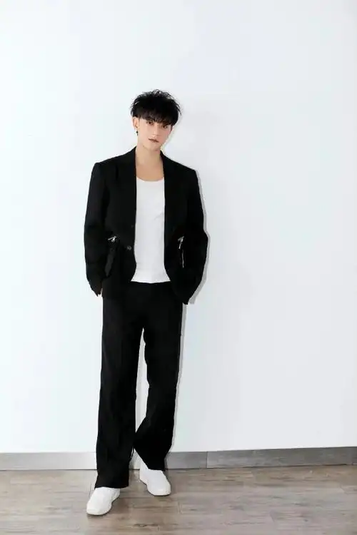 请接收:本次生日会报名要求及流程如下:重点:微博无任何对黄子韬的不