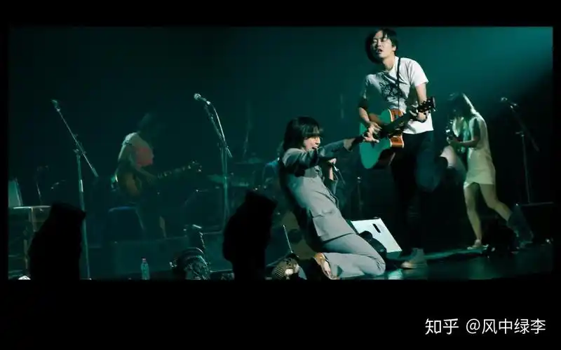 有两个瞬间让我非常感动,它都和新裤子乐队有关,一个瞬间是混不吝的