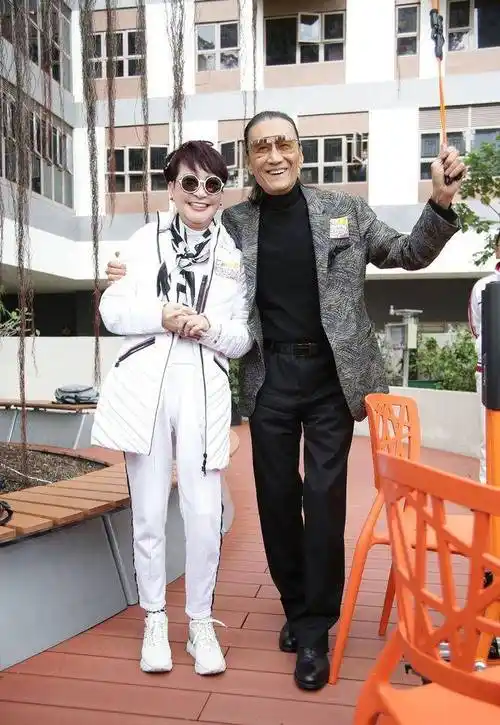 谢贤近况曝光,被女星亲吻脸颊笑容满面,85岁状态良好精神佳_香港_上山