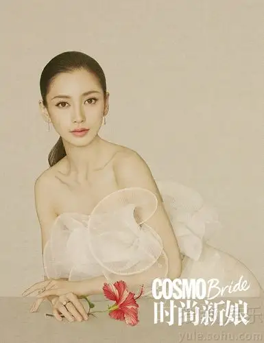 angelababy婚纱登封面 含情脉脉尽显标志五官(图)