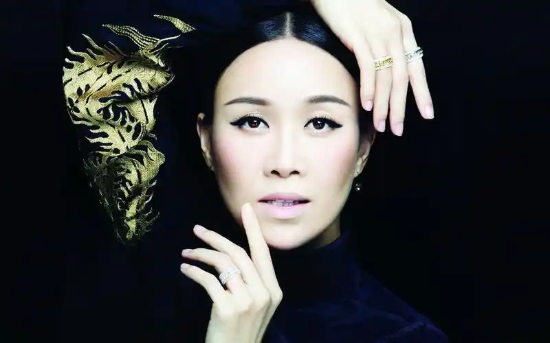 【无损音质】那英最新歌曲《守候》,又是一首非常好听的歌曲,感觉回到