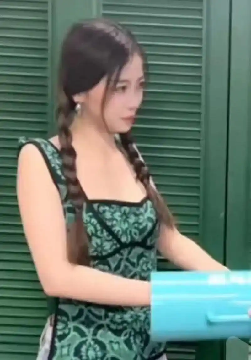 虞书欣这个大粗膀子……锁骨都没了,少吃点吧