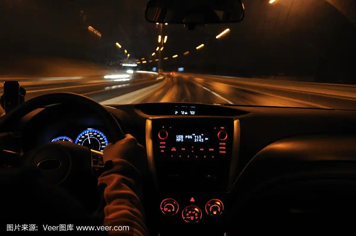 从车的视角看,晚上开车