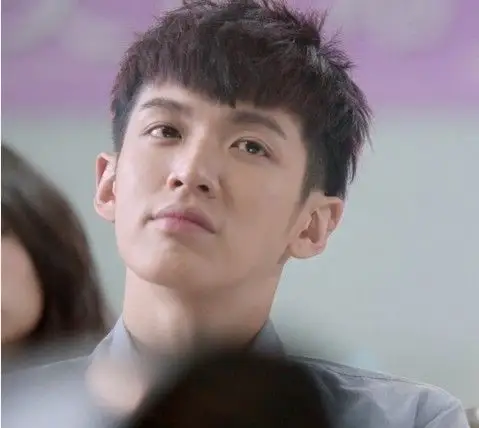 柯震东的这个发型叫什么?怎么跟理发师详细的描述