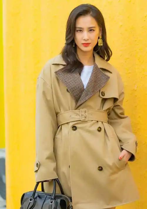 百万阔太黄圣依分手贵妇风,偏爱糖果色系穿搭,意外穿出少女感