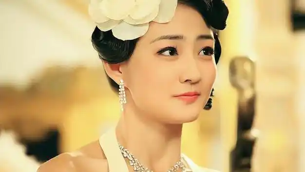 随着电视剧的一播出,将这几位演员推向热搜,徐璐脸上洋溢着青春,白哲