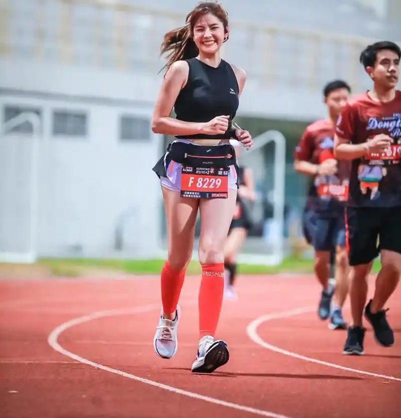 跑步女神散发阳光青春气息,网友:让人想起初恋!