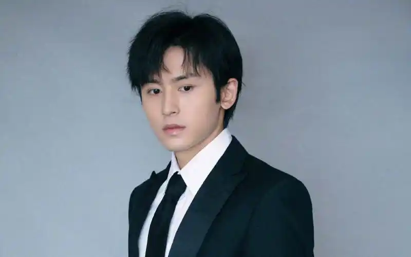 张哲瀚帅气有型写真桌面壁纸高清大图预览1920x1200_大陆明星下载_美