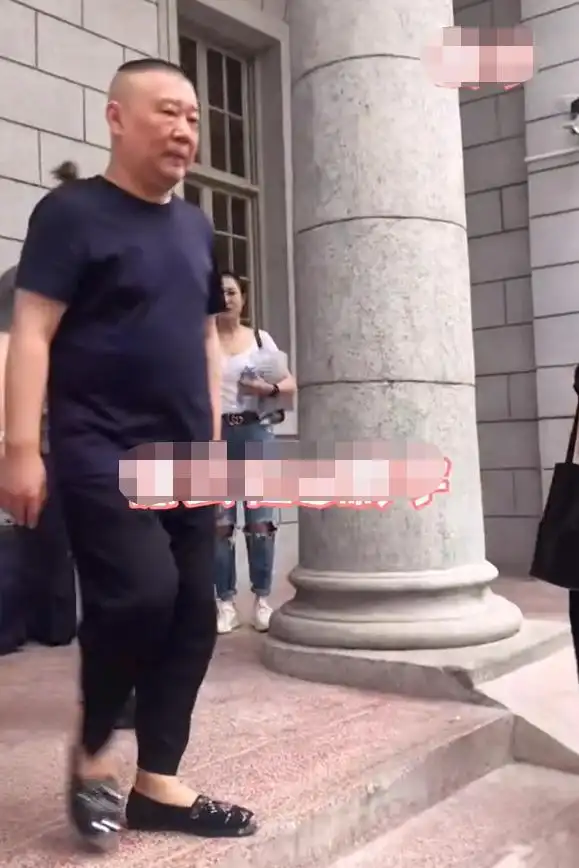 郭德纲和老婆开豪车下班,6岁儿子烫一头卷发,四肢壮实身高惊人