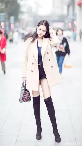 初冬时节,这些美女的高筒靴选择过膝设计,保暖效果好又显腿长