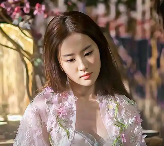 外形对于刘亦菲饰演白浅来说的确是一大加分项,但颜值碾压杨幂的同时