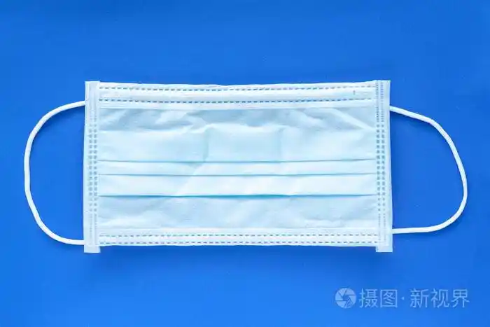 典型的带橡胶耳带的三层外科口罩