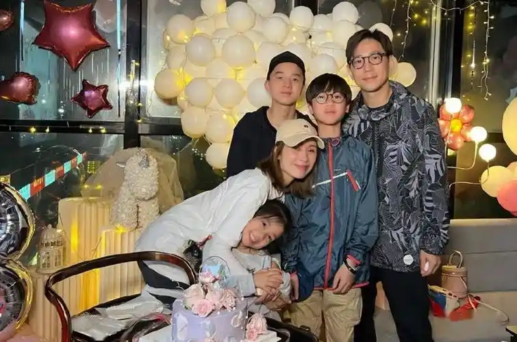 刘恺威前女友开派对庆47岁生日,富二代老公高大帅气,子女颜值高_邝文