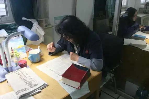 校对室职工在认真校对即将付印报纸版面