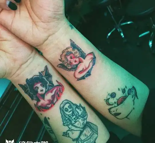 天使与魔鬼纹身图片_手臂old school天使魔女纹身图案